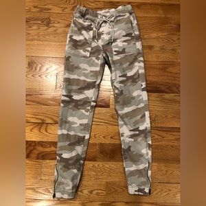 American eagle outfitters women’s 0 regular camo zip up joggers